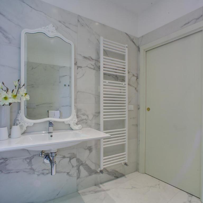 Palazzo Pastura B&B and Apartments - Deluxe Double Room with Balcony - 7