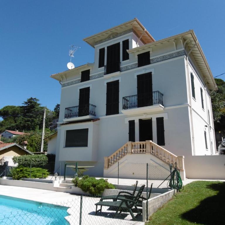 Cottage Massanet - Chambre Triple - Vue sur la Piscine - 1