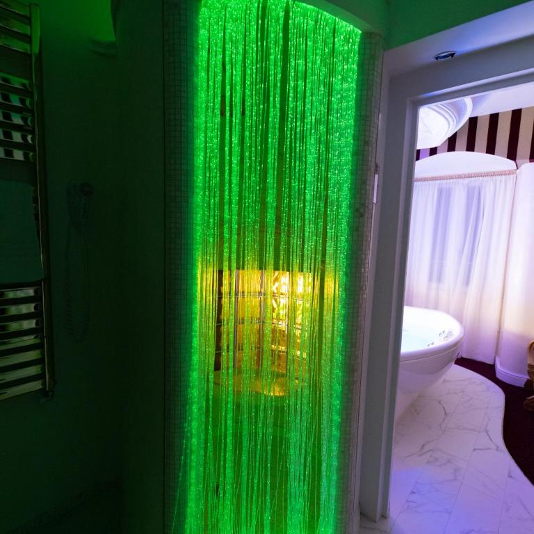 Erossuite GuestHouse - Zimmer mit Queensize-Bett und Whirlpool-Badewanne - 8