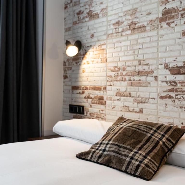 Pension H30 SALCES Self check in Licencia HBI01292 - Double Room - 3