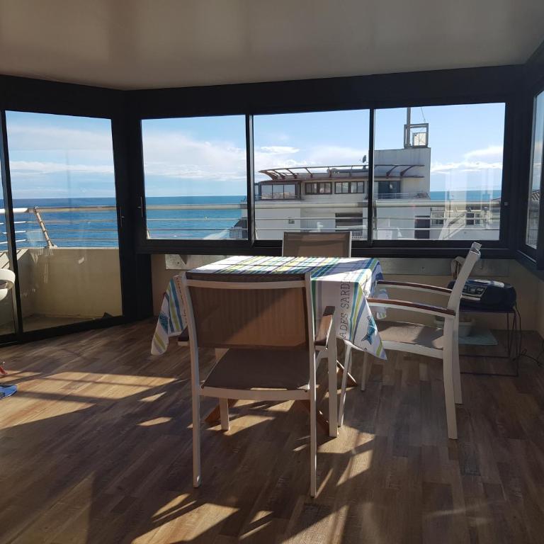 appartement 58 m 2 en 1 ere ligne ,vue mer panoramique ,2 terrasses dont une couverte résidence le Sunset - Appartement - 5
