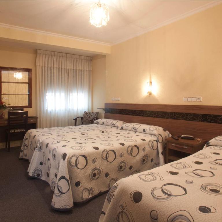 Hotel Castilla - Habitación Doble con cama supletoria - 2 camas - 5
