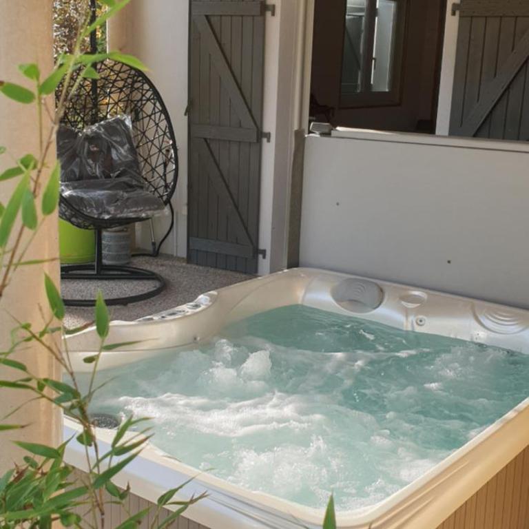 AU NID COSY D'ISA A GERARDMER VOSGES - Spas privatifs - Chambre Double avec Terrasse et Jacuzzi Privé - 4
