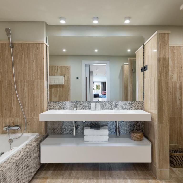 Stunning Modern Apt Frontline beach - RDR206 - Two-Bedroom Apartment - 17