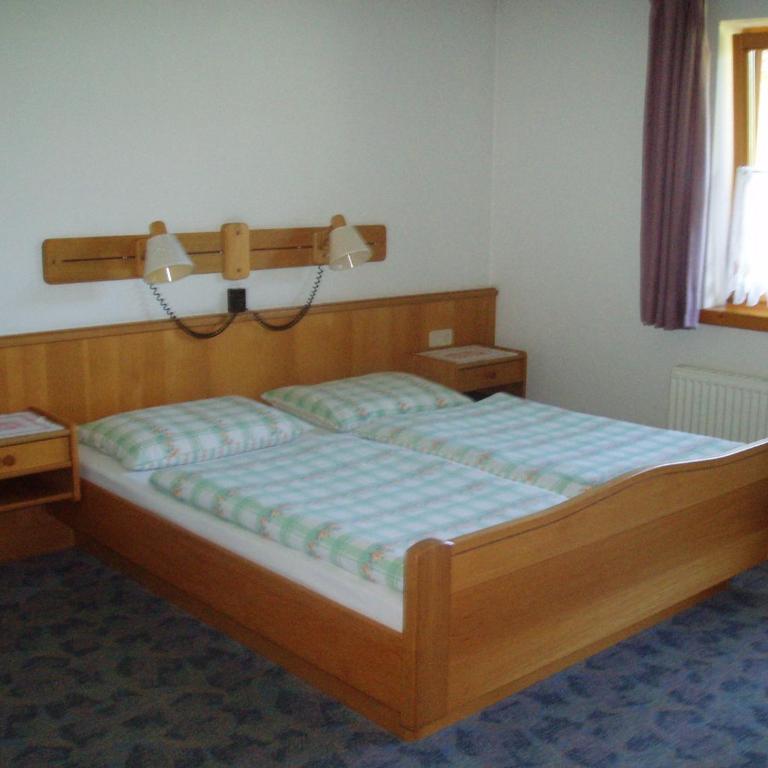 Appartement Pension Grasser - Doppelzimmer mit Balkon - 1