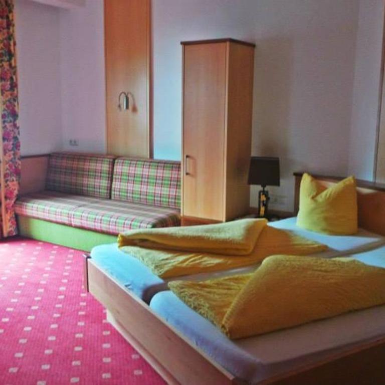 Hotel-Garni Pramstraller - Doppelzimmer mit Balkon - 6