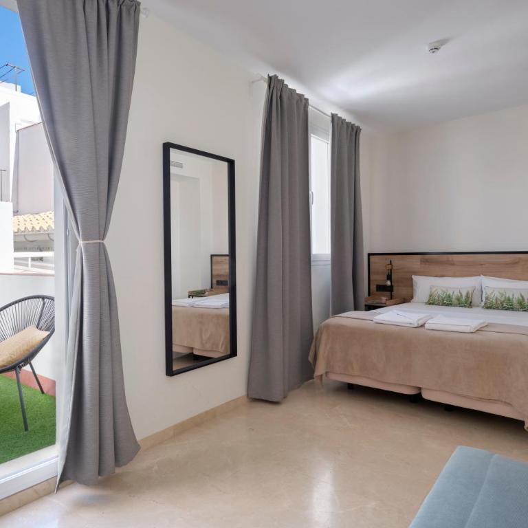 Sweet Sevilla Suites - Smart Hotel - Habitación Cuádruple con terraza - 4
