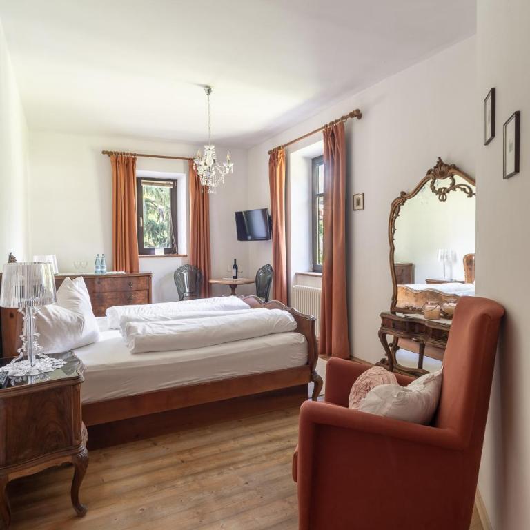 Schloss-Castel Pienzenau - Guestrooms & Apartments - B&B-Hotel & Restaurant - Camera Matrimoniale con Vista Montagna - 9