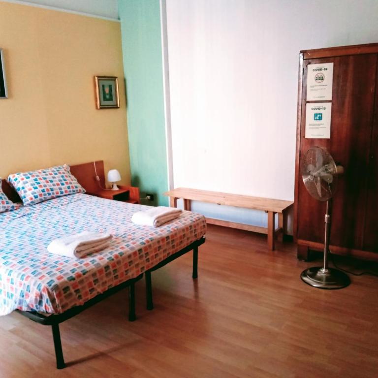 B&B Fenice Barocca - Camera Grande Matrimoniale/Doppia con Letti Singoli e con Bagno in Comune - 1