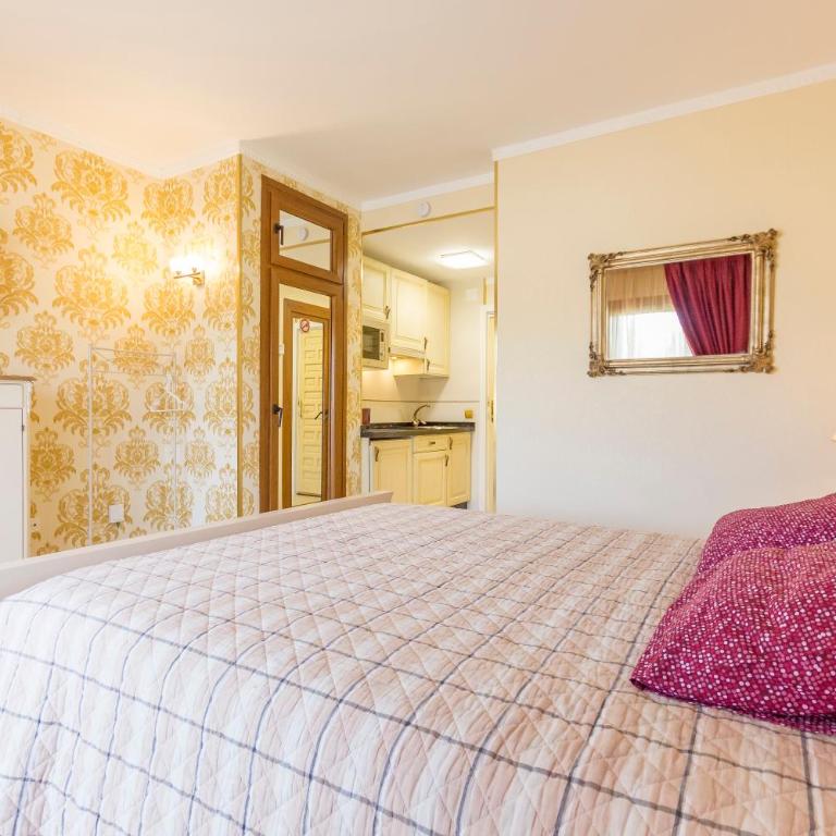 Benal Beach Studio - Self Check-In - Steps from Benalmádena Costa Beach - Studio with Balcony - 15