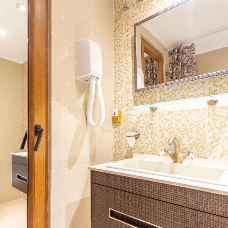 Benal Beach Studio - Self Check-In - Steps from Benalmádena Costa Beach - Studio with Balcony - 9