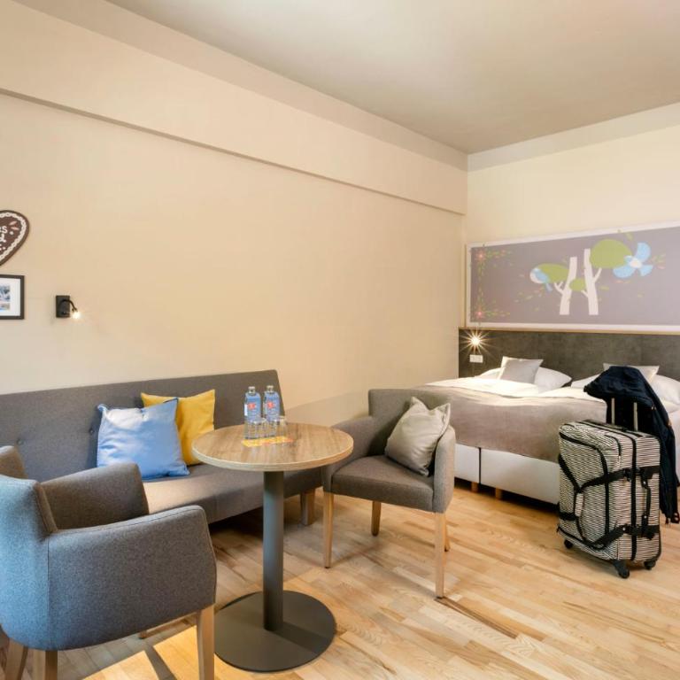 JUFA Hotel Mariazell - Familienzimmer mit 2 Schlafzimmern - 1