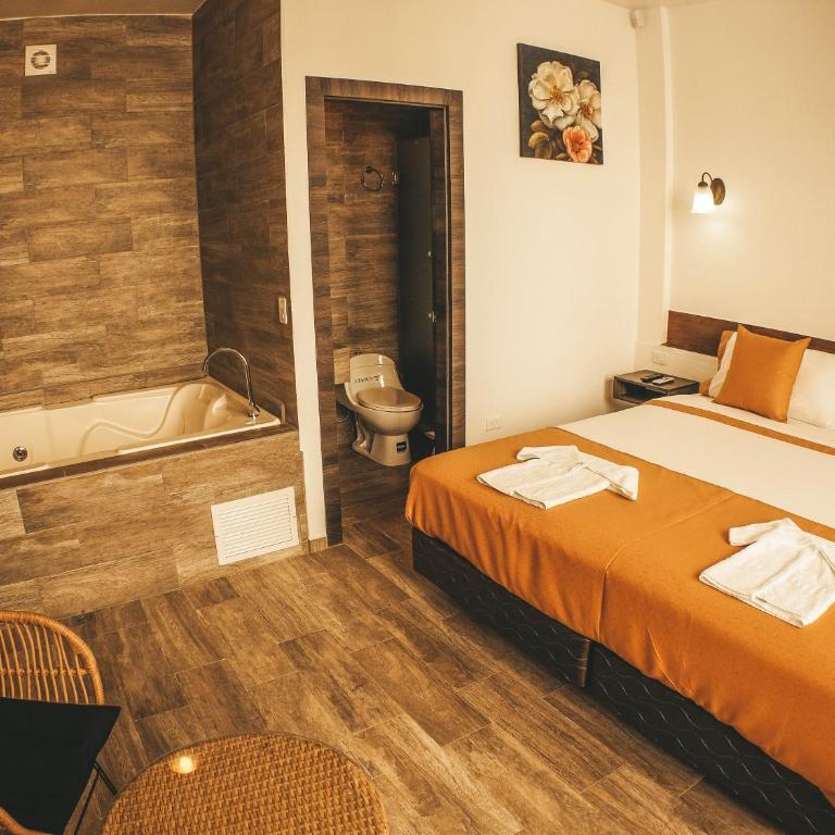 Toucan Platinum Suites Aparthotel - Habitación con cama extragrande y bañera de hidromasaje - 13