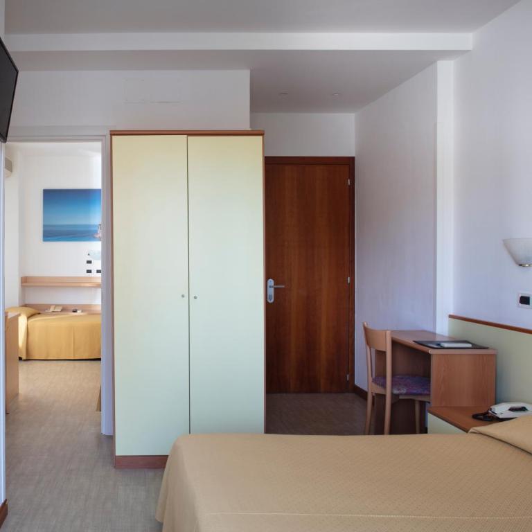 Hotel Pelikan - Camera Familiare con Bagno in Comune - 2
