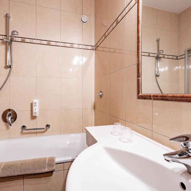 Hotel Berghof Mayrhofen - Standard Doppelzimmer - 16
