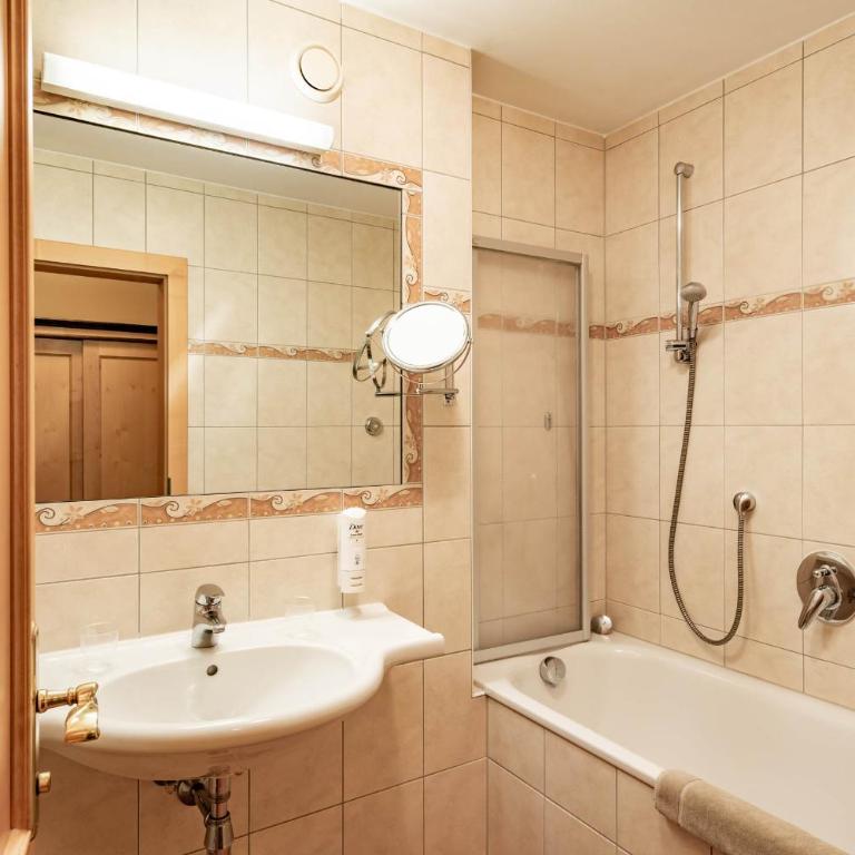 Hotel Berghof Mayrhofen - Superior Doppelzimmer - 4