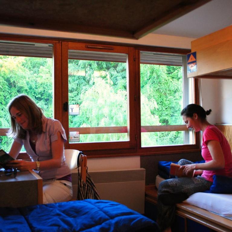 Auberge de Jeunesse HI Annecy - Triple Room with Ensuite Shower – Shared Toilets - 3