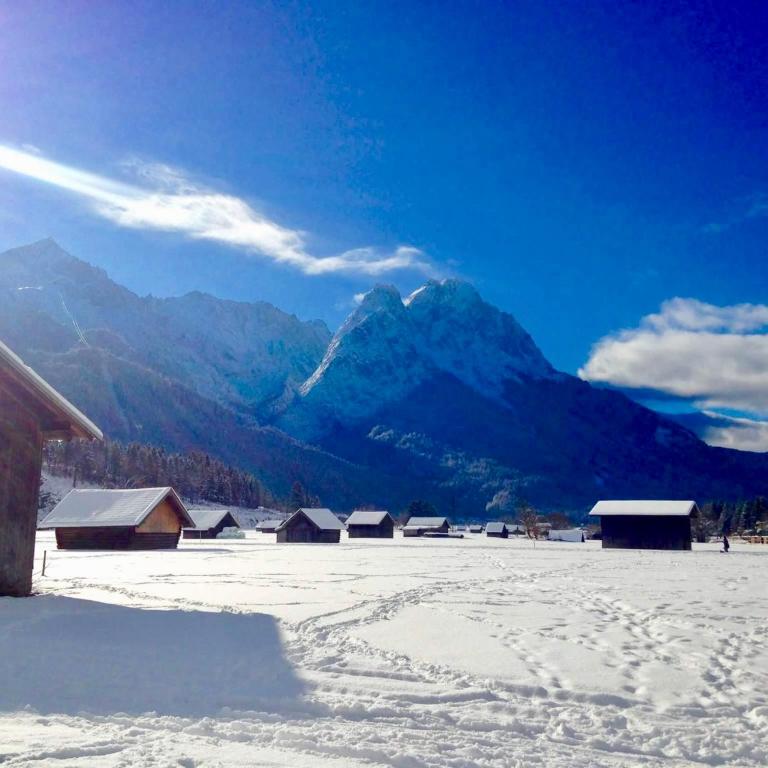Alpine Escape Holiday Home with Mountain View - Ferienhaus - 32