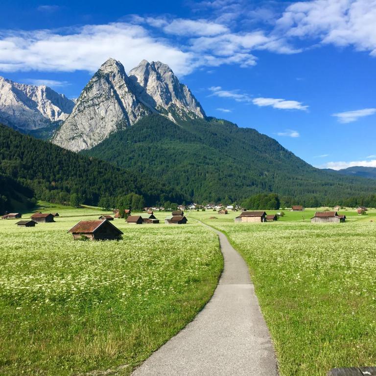 Alpine Escape Holiday Home with Mountain View - Ferienhaus - 27