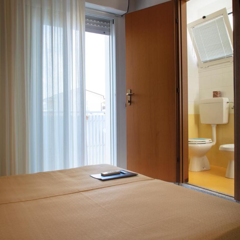 Hotel Pelikan - Camera Familiare con Bagno in Comune - 3
