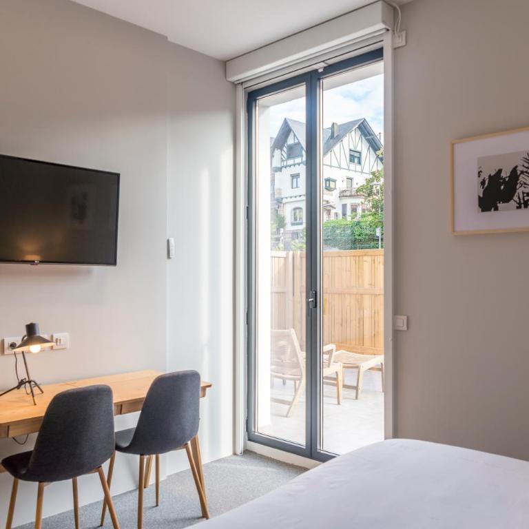 Bidaia Boutique Hotel - Habitación con cama extragrande, balcón y vistas al jardín - 4