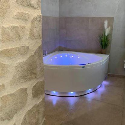 Le Paon Bleu Annecy Poisy - Chambre Lit King-Size avec Baignoire Spa - 12