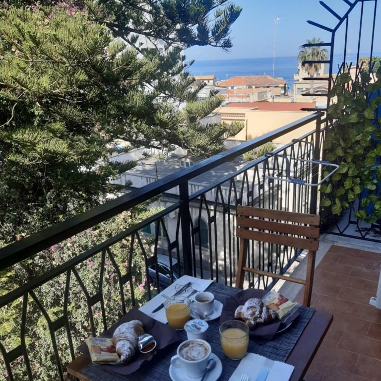 Vittorio Veneto Accomodation - Tropea city center - Camera Familiare con Balcone - 2