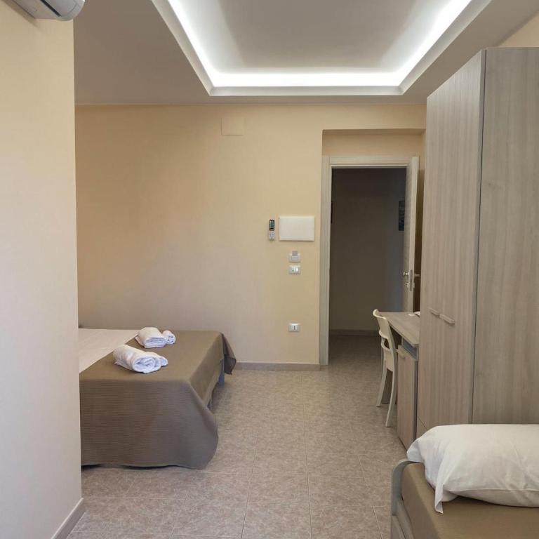 Vittorio Veneto Accomodation - Tropea city center - Camera Familiare con Balcone - 8