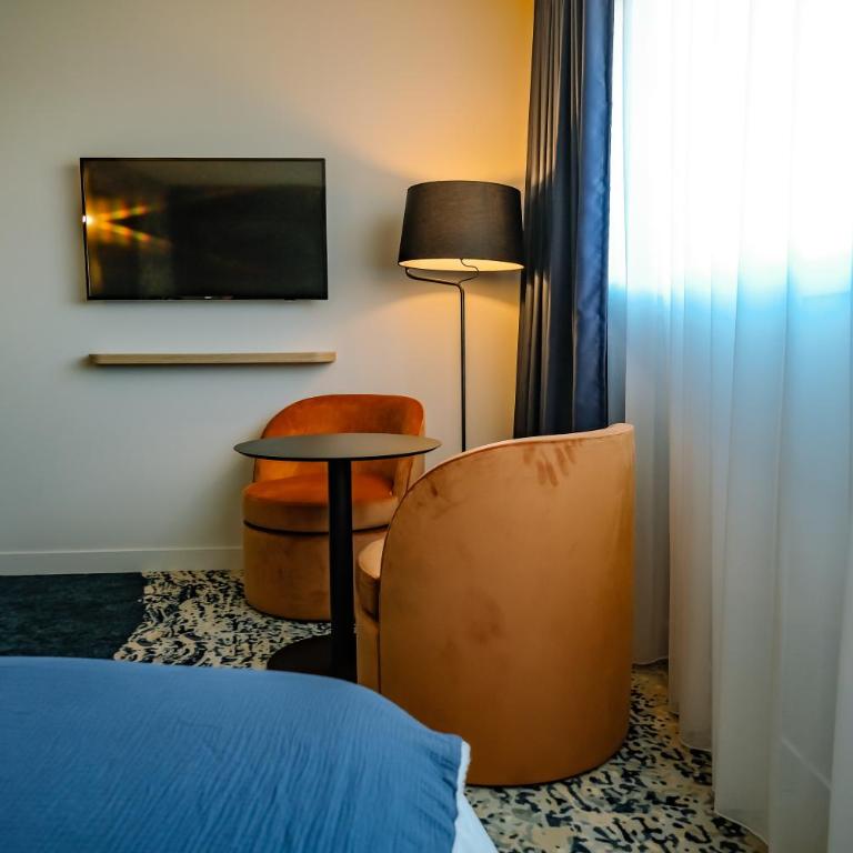 ibis Styles Bordeaux Lac Bruges - Chambre Comfort - Lit Double Double et Canapé Simple - Vue sur Lac - 9