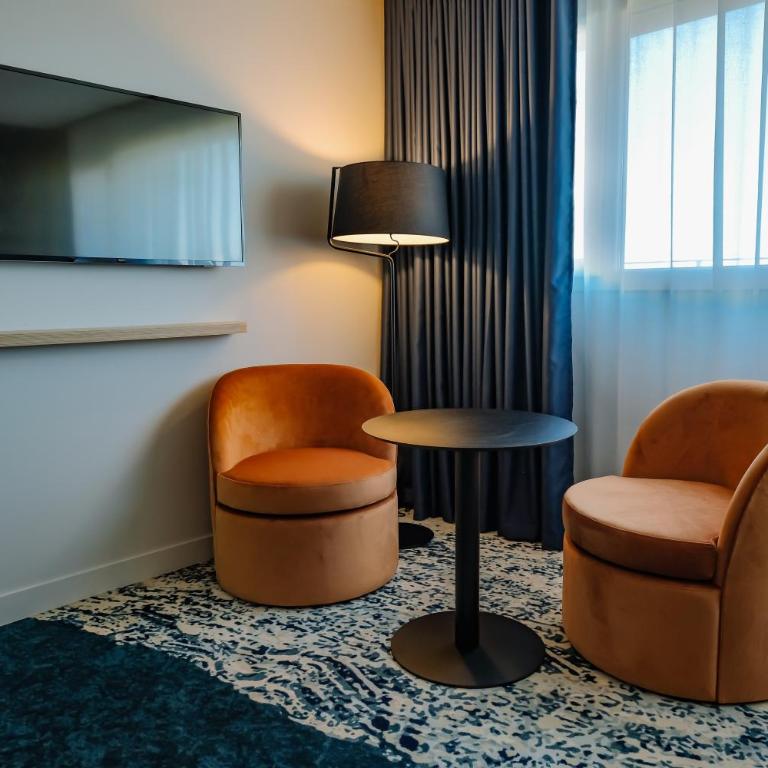 ibis Styles Bordeaux Lac Bruges - Chambre Comfort - Lit Double Double et Canapé Simple - Vue sur Lac - 6