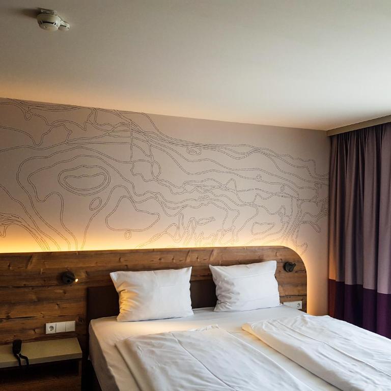 feelMOOR - Gesundresort Bad Wurzach - Suite mit Kingsize-Bett und Balkon - 13