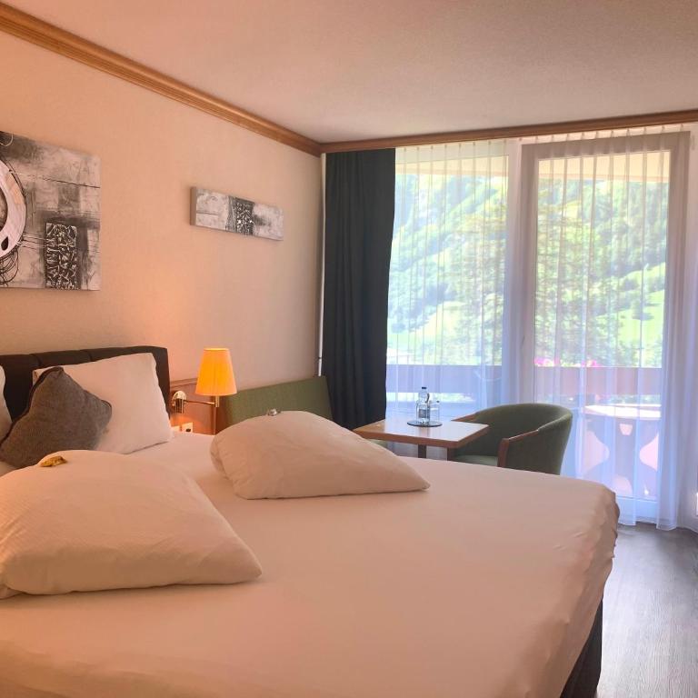 Hotel Quellenhof Leukerbad - Doppelzimmer mit Balkon - 5