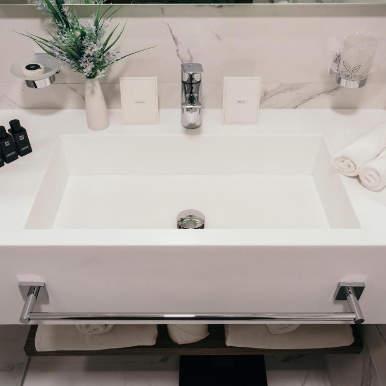 Central Point Hotel Beograd - Standardna Dvokrevetna Soba sa Bračnim Krevetom - 4