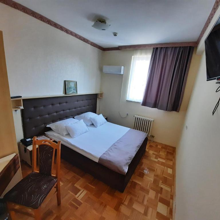 Hotel & Restaurant Great Wall - Airport - Dvokrevetna Soba sa Bračnim Krevetom - 2