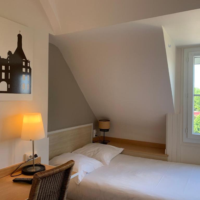 Hotel Anne De Bretagne BLOIS - Chambre Simple Standard avec Douche - Côté Rue - 8 m² - 1
