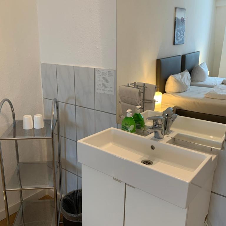 Pension Belo Sono München - Chambre Lits Jumeaux Économique avec Salle de Bains Commune - 7