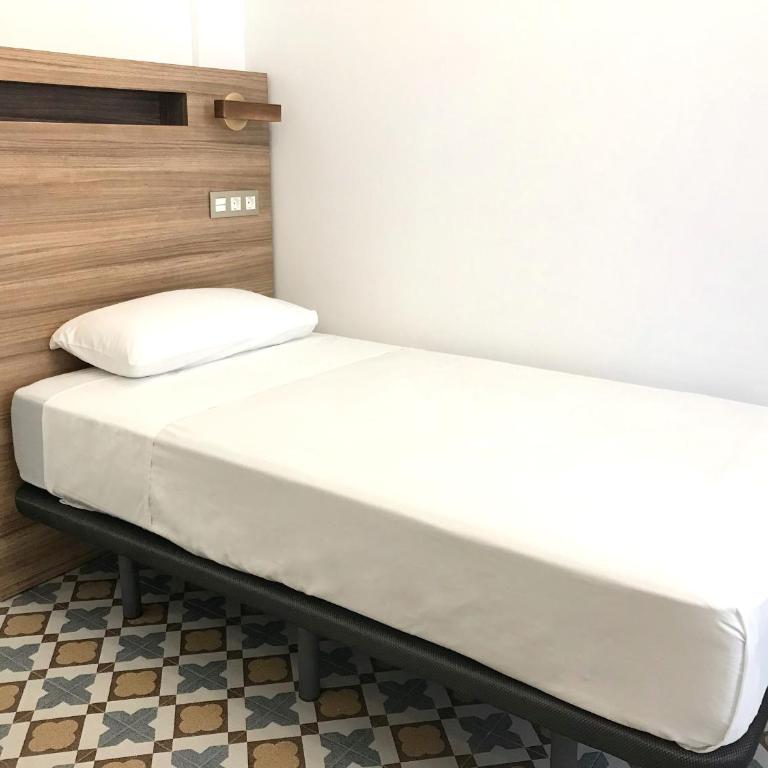 Hotel 19-30 Valencia - Single Room with Private Bathroom - 2