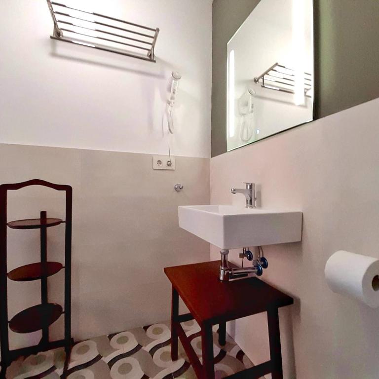Hotel 19-30 Valencia - Triple Room with Balcony - 6