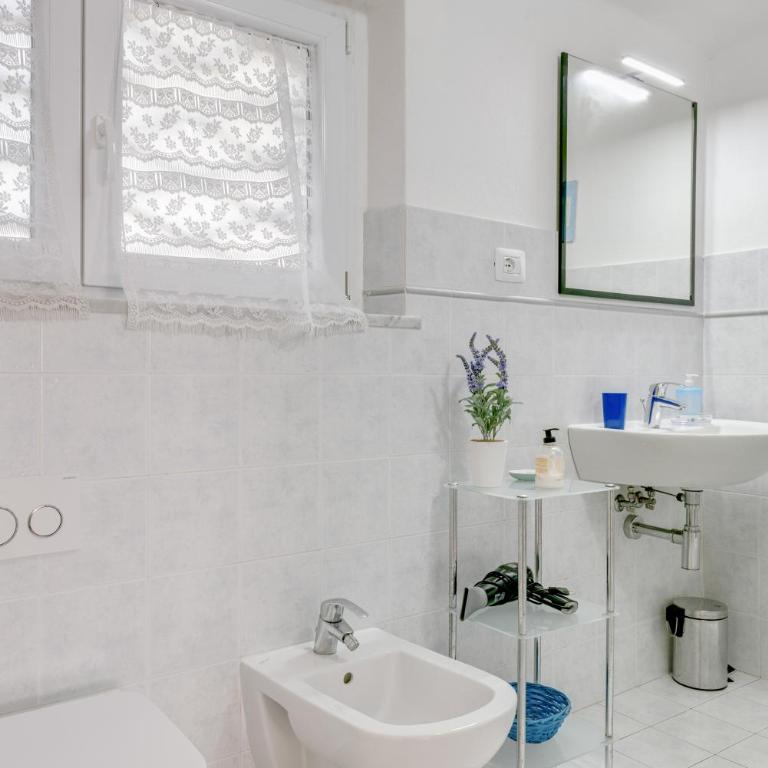 GuestHost - La Spezia Migliarina Bedrooms - Double Room - 5