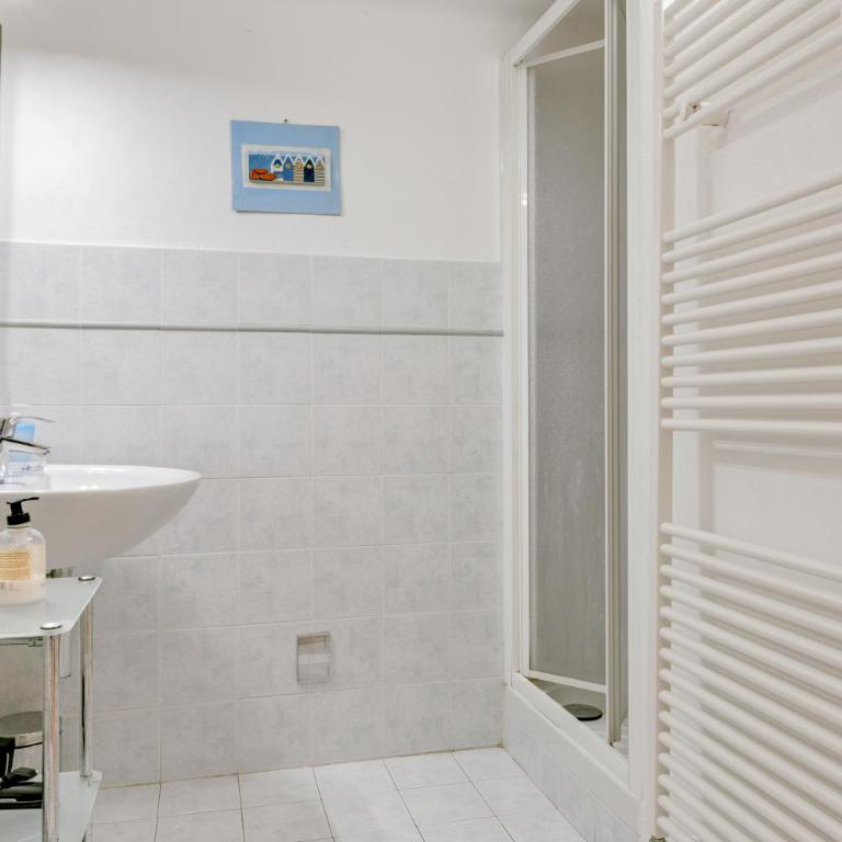 GuestHost - La Spezia Migliarina Bedrooms - Double Room - 6