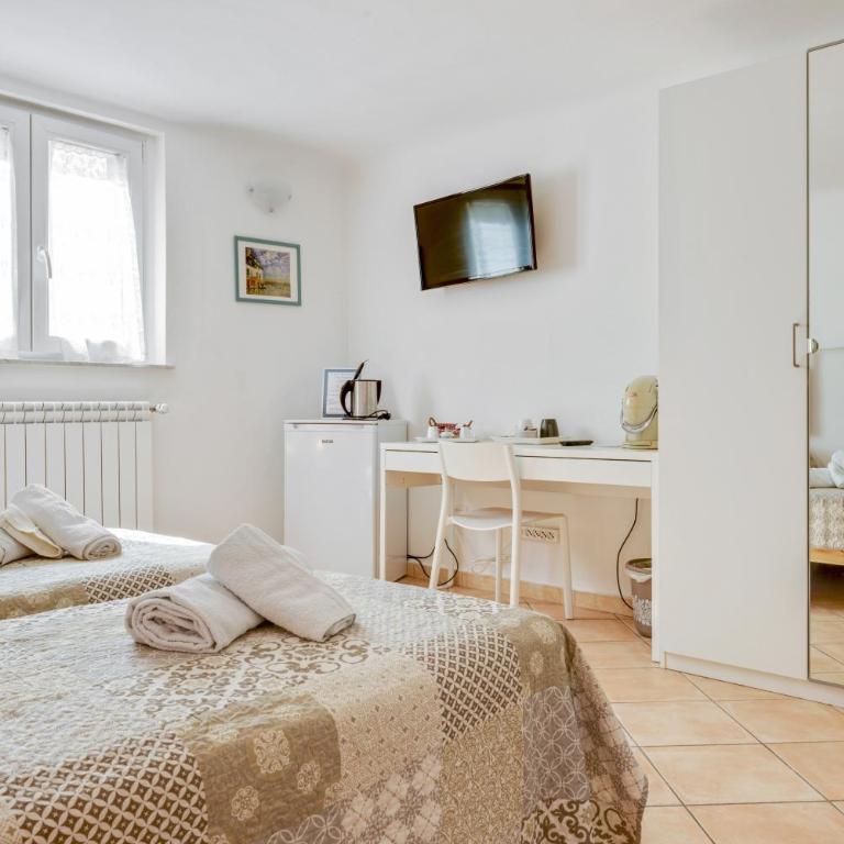 GuestHost - La Spezia Migliarina Bedrooms - Double Room - 4