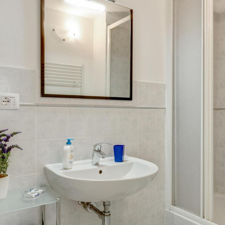 GuestHost - La Spezia Migliarina Bedrooms - Double Room - 2
