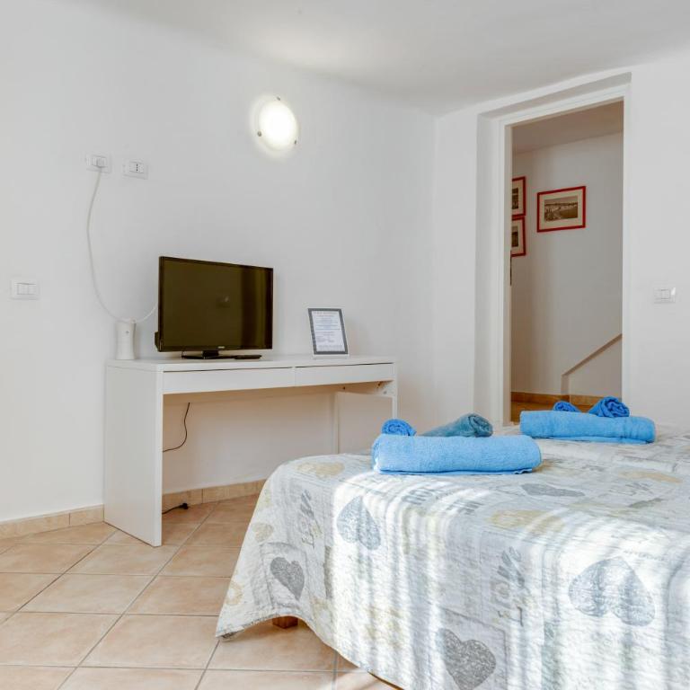 GuestHost - La Spezia Migliarina Bedrooms - Double Room - 6