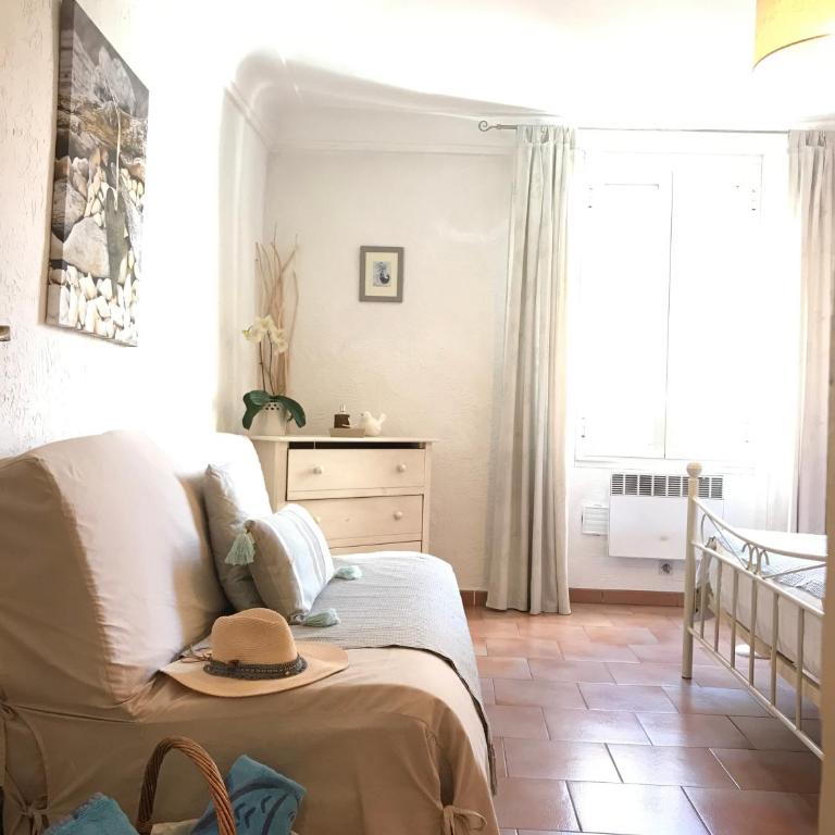 Balcony over Provencal Market, Old Antibes - Apartment mit Balkon - 7