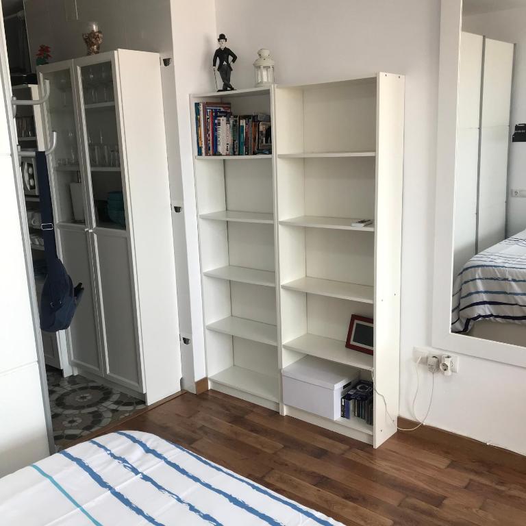 ESTUDIO LOFT en el Centro para 4 Personas Cama doble y sofá nuevo de cama doble Check in a partir de las 15 pm o antes si estuviera libre Con wifi Grandes ventanales - Estudio - 25