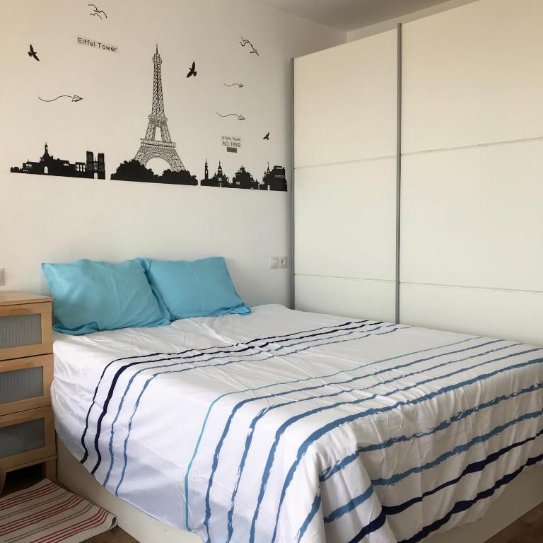 ESTUDIO LOFT en el Centro para 4 Personas Cama doble y sofá nuevo de cama doble Check in a partir de las 15 pm o antes si estuviera libre Con wifi Grandes ventanales - Estudio - 17