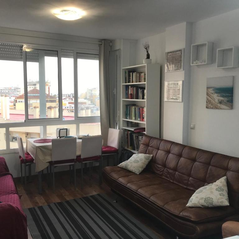 ESTUDIO LOFT en el Centro para 4 Personas Cama doble y sofá nuevo de cama doble Check in a partir de las 15 pm o antes si estuviera libre Con wifi Grandes ventanales - Estudio - 22