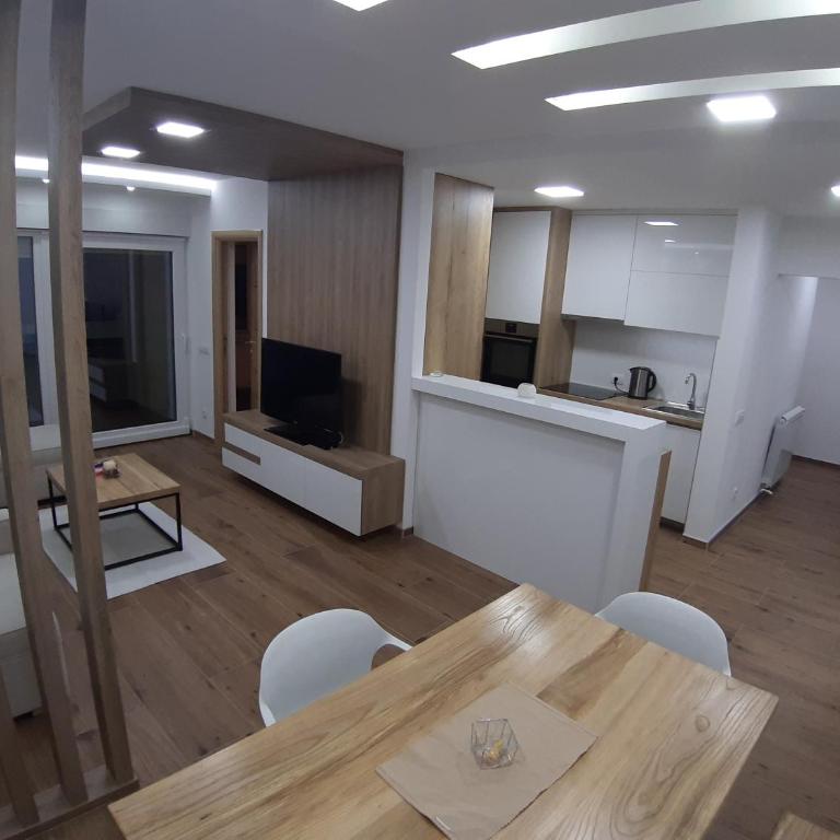 Serbian home, Gandijeva 162 - Apartman sa 2 Spavaće Sobe - 1