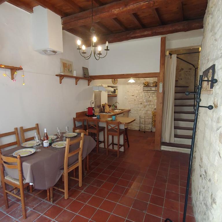 Charmante maison arlésienne à l'ombre des Arènes, de 2 à 5p - Vacation Home - 1