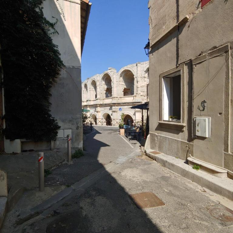 Charmante maison arlésienne à l'ombre des Arènes, de 2 à 5p - Vacation Home - 31